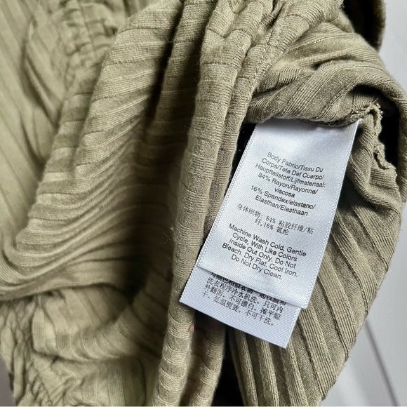 DKNY Jeans Top Green fitted Women Large 
Short sleeve festival cocktail shirt - Picture 4 of 5